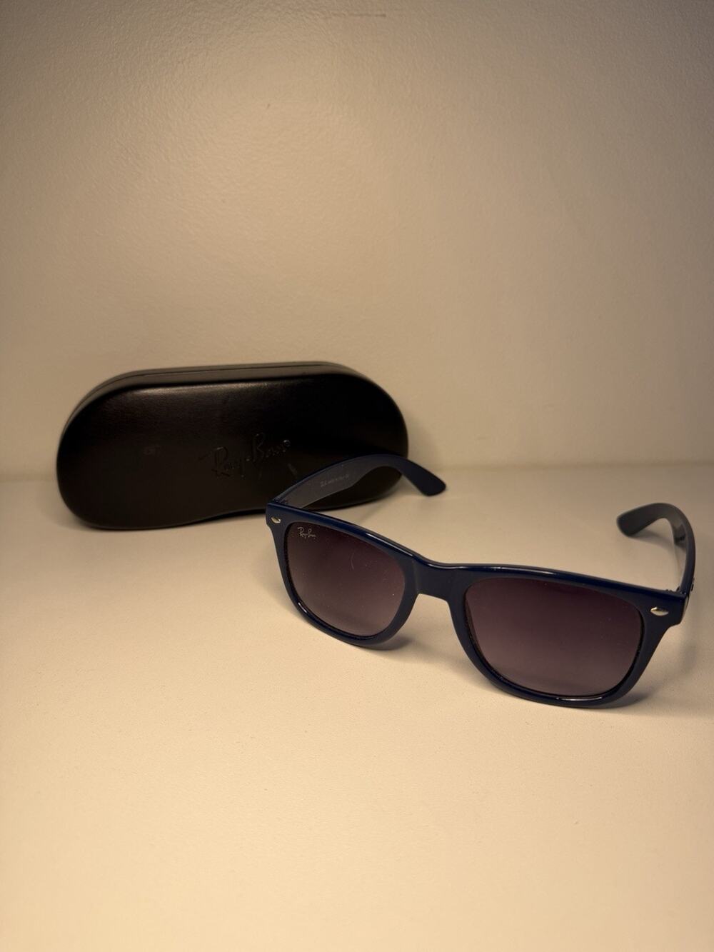 Ray-Ban Italy Wayfarer Polarized Sunglasses RB 2132 Navy Blue W Hard Case